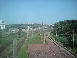 Tracks heading towards Chennai Beach as seen from the footbridge at Fort station. The 3 tracks on the left are usually used by Beach–Tambaram/Chengalpet/Tirumalpur suburban trains and Express trains. The 2 tracks on the right are usually used by MRTS trains that ply between Chennai Beach and Velachery